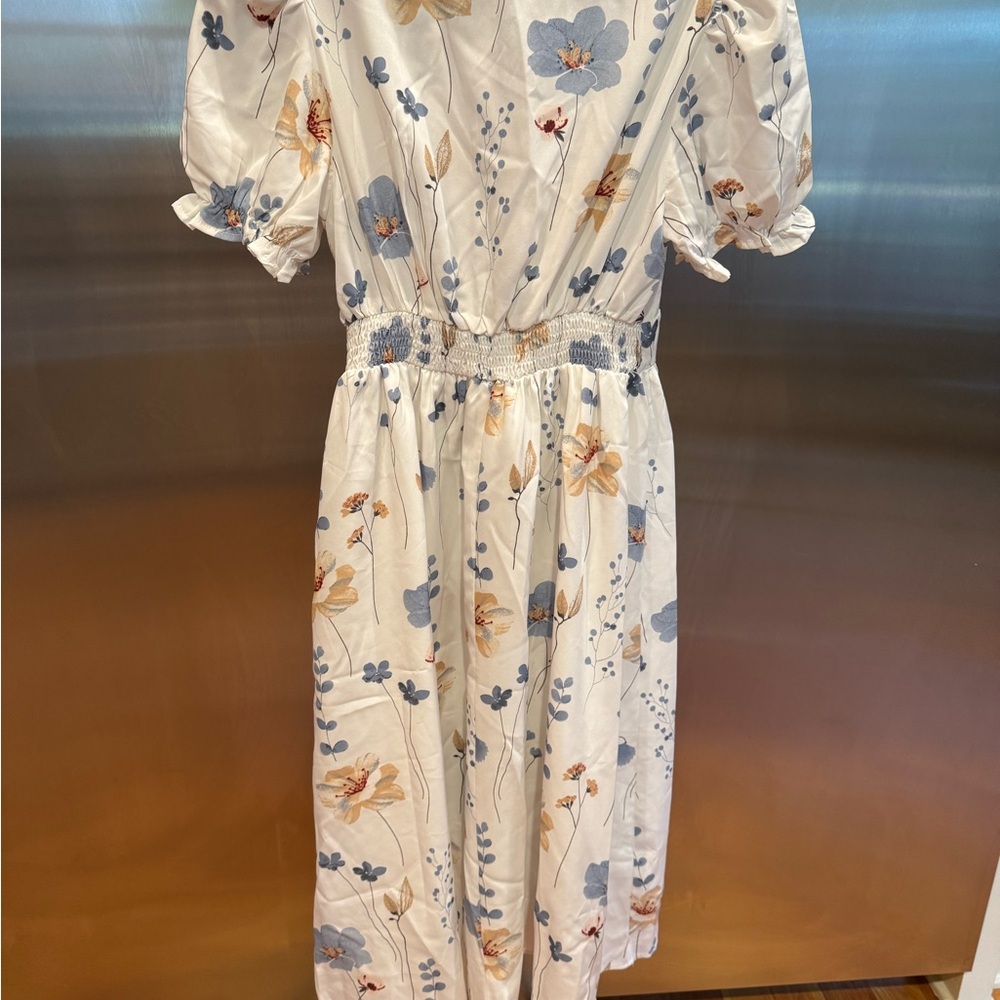 NWOT Elegant Floral Midi Dress with Puff Sleeves - Picture 5 of 8